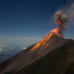 Soptící vulkán Fuego při pohledu ze sousední sopky Acatenango