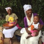 Africké ženy prodávající svoje vlastnoručně vyrobené nádobí
