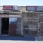 Typický obchod a kadeřnictví v jihoafrickém slumu