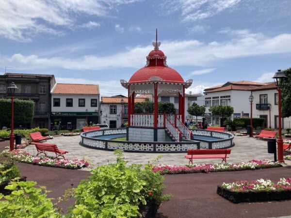 Krásné náměstí v hlavním městě Velas