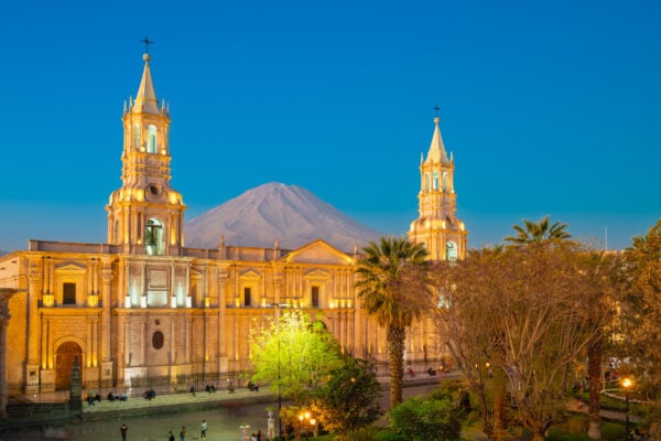 Katedrála s Arequipě se sopkou El Misti