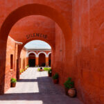 Barevný klášter Santa Catalina v Arequipě