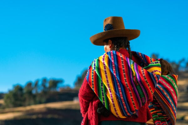 Peruánky a jejich barevné tašky