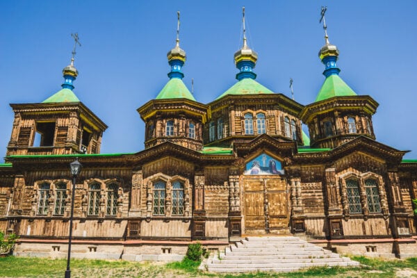 Pravoslavná dřevěná katedrála ve městě Karakol