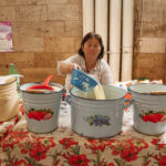 Prodej tradičního nápoje kumys na trhu v Biškeku