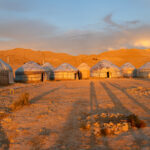 Náš nocleh v tradičních jurtách na břehu Aralského jezera při východu slunce