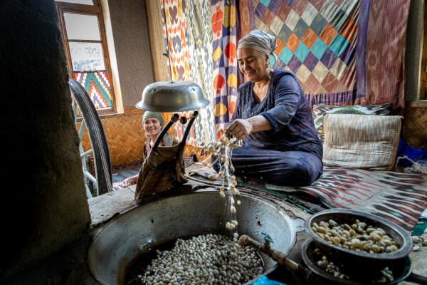 Ruční výroba hedvábí v Margilanu