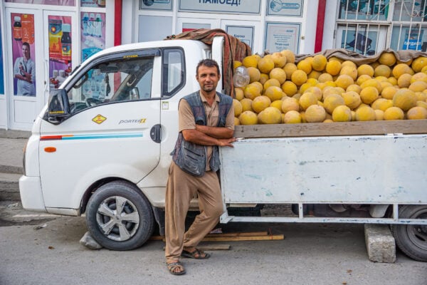 Prodej čerstvých a neuvěřitelně chutných tádžických melounů přímo z nákladního vozu