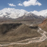 Výhled na horu Pik Lenin s výškou 7134 metrů, která tvoří hranici mezi Kyrgyzstánem a Tádžikistánem