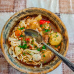 Tradiční pokrm Lahman složený z nudlí, zeleniny a masa. Existují dva druhy tohoto jídla - polévka nebo smažený pokrm.