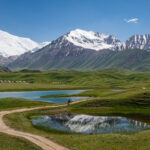 Podhůří třetího nejvyššího pohoří světa Pamíru. Pohled z kyrgyzské strany.