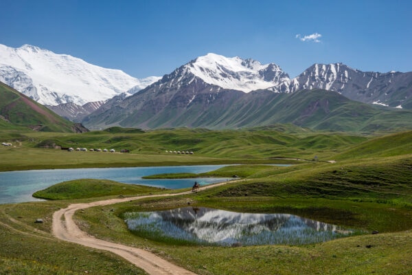 Podhůří třetího nejvyššího pohoří světa Pamíru. Pohled z kyrgyzské strany.