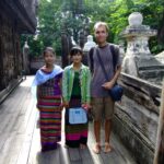 Na návštěvě jednoho z nádherně vyřezávaných severobarmských klášterů, Mandalay, Myanmar