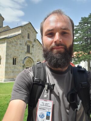 V srbském klášteře Visoki Dečani v Kosovu s návštěvnickou visačkou poskytnutou místní posádkou mírové mise