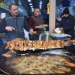 Prodejci typické mosulské speciality - smaženého sumce