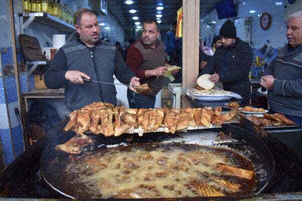 Prodejci typické mosulské speciality - smaženého sumce