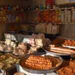 Typická irácká prodejna sladkostí na bagdádském tržišti