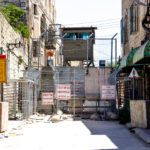 Checkpoint v Hebronu oddělující židovskou a palestinskou část města
