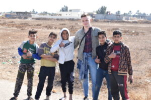 S místními v Iráku, kteří se chtějí neustále fotit
