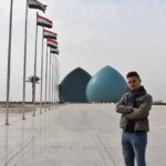 Před památníkem Al Shaheed v Bagdádu v Iráku