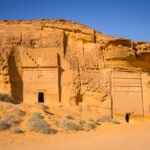 Na území starověkého města Hegra se nachází mnoho skalních hrobek vytesaných do pískovce, které pocházejí z období starověkého království Lihyan a jsou bohatě zdobené různými reliéfy a nápisy.