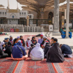 Do svatého města Medina se sjíždějí poutníci a věřící z celého světa. Skupinka indonéských muslimů debatuje s imámem před vstupem do mešity, kde je pochován prorok Mohammad.