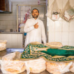 Pekař prodává čerstvý chléb ve městě Medina