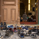 Před vstupem do mešit se musí každý vyzout a boty zůstávají venku