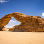 Kamenný oblouk v poušti nedaleko městečka Al Ula