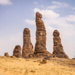 Neobyčejné skalní útvary na planině Buraikah nedaleko Al Ula