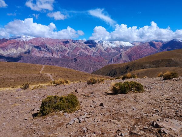 Pohoří Hornocal je známé jako pohoří čtrnácti barev