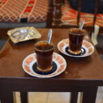 Tradiční irácký černý čaj v Cafe Shabandar, Bagdád