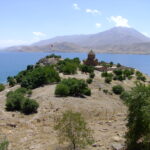 Krásně dochovaný arménský kostel na ostrovu Akdamar na jezeře Van