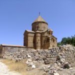 Ruiny paláce středověkých arménských králů a kostel s působivými reliéfy na ostrově Akdamar