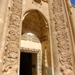 Propracované reliéfy u vstupu do paláce Izáka Paši v Dogubeyazitu
