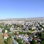 Město Kars na pláních u arménských hranic - směs kostelů, mešit a ruské koloniální architektury