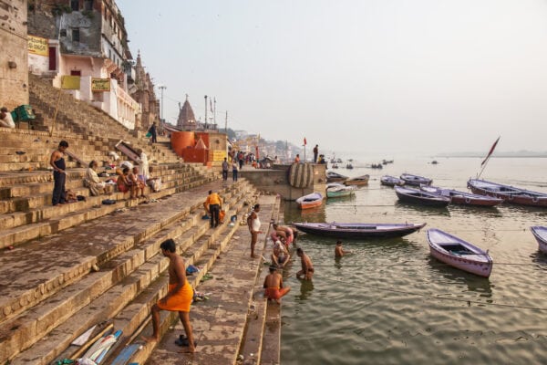 Ranní očistná koupel na ghátech řeky Gangy