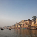 Hlavní gháty u řeky Gangy pohledem z loďky