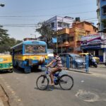 Nejrozšířenější indické dopravní prostředky - kolo, rikša, autobus, auto a motorka