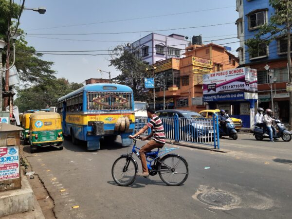 Nejrozšířenější indické dopravní prostředky - kolo, rikša, autobus, auto a motorka