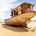 Pohřebiště lodí u města Moynaq, až sem ještě před pár lety sahalo Aralské jezero