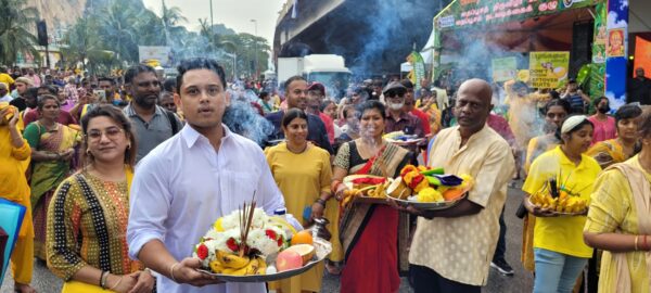 V průběhu festivalu nosí hinduisté obětiny ve formě kokosu, mléka, květin či ovoce